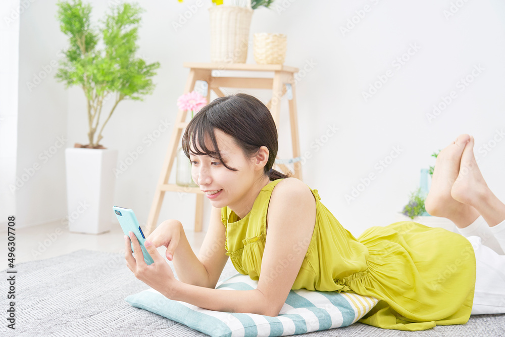 女性　スマホ　リビング