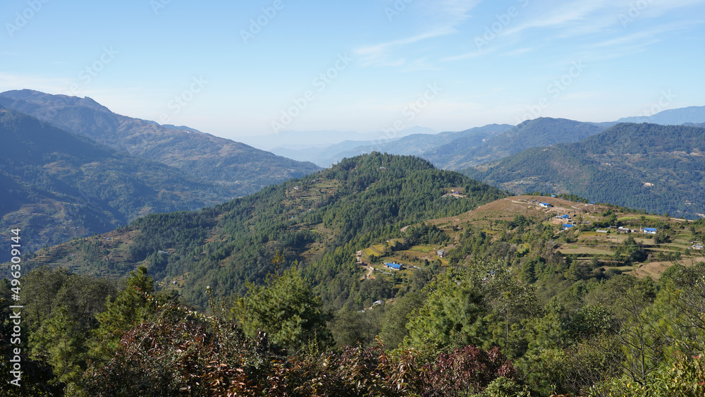 Obraz premium Shivalaya village on the Jiri to Lukla trek in the Himalaya mountains of Nepal.