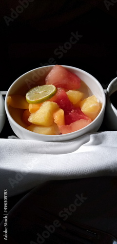 Un  petit déjeuner de fruit servis dans un avion  photo