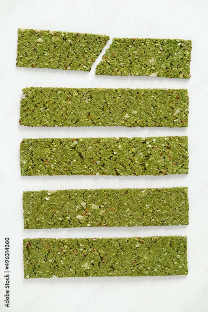 Obraz premium Crispy chips with kelp and spirulina on a white background