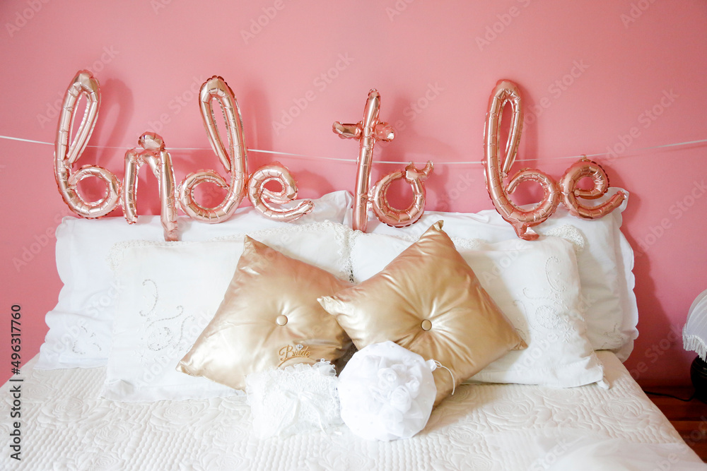 Foto Stock Allestimento in casa per una sposa con dei palloncini colorati  posti sul letto della camera con la scritta "bride to be" | Adobe Stock