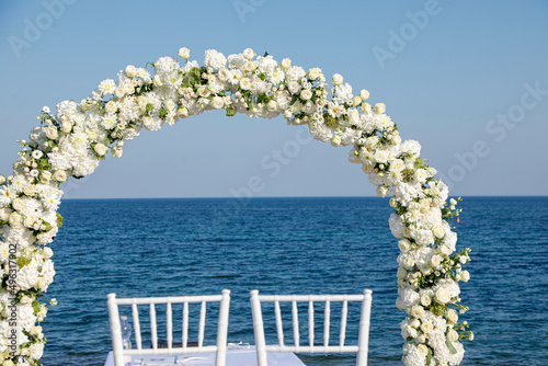 Allestimento di fiori per cerimonia da svolgersi in esterni   photo