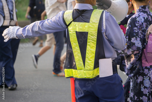 Bild auf Leinwand 警備員  祭り
