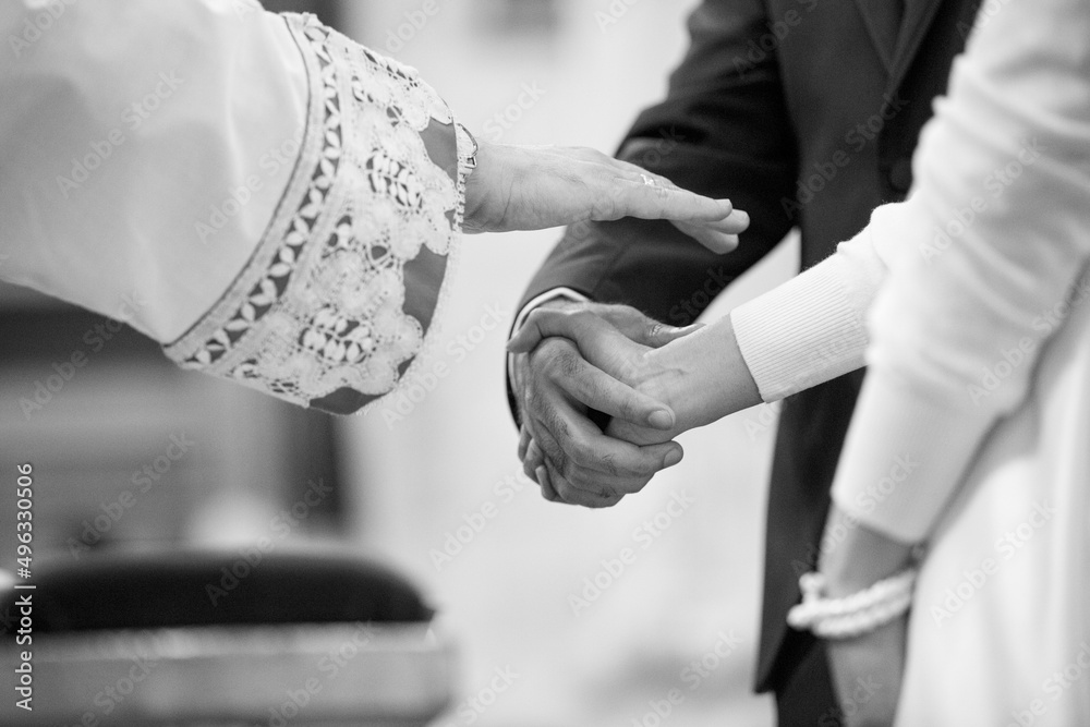 Benedizione Dei Genitori Agli Sposi foto in bianco e nero della mano di un prete che da la benedizione a