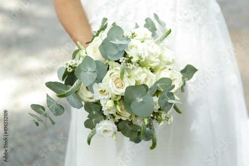 dettaglio del bouquet di fiori tenuto in mano da una sposa  photo