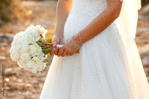 dettaglio del bouquet di fiori tenuto in mano da una sposa  photo