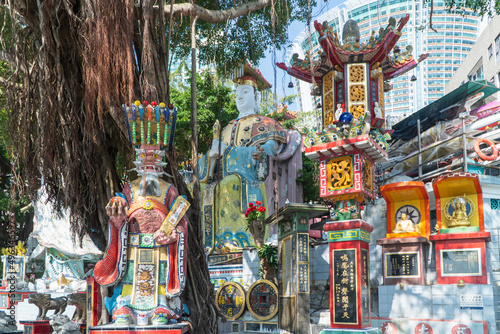 Tin Hau and Kwun Yum Statues are located at the southeastern end of Repulse Bay is a quaint Taoist temple which is popular for its colorful mosaic statues.