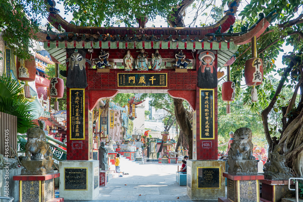 Tin Hau and Kwun Yum Statues are located at the southeastern end of Repulse Bay is a quaint Taoist temple which is popular for its colorful mosaic statues.