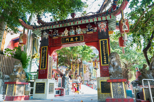 Tin Hau and Kwun Yum Statues are located at the southeastern end of Repulse Bay is a quaint Taoist temple which is popular for its colorful mosaic statues.