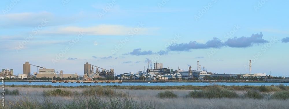 La fábrica Atlantic Copper en el polígono industrial de Huelva, España. Anochecer en el complejo metalúrgico localizado en el puerto de Huelva. Fotografía desde el Paraje Natural Marismas del Odiel.