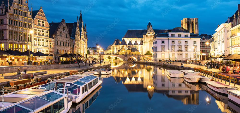 Obraz premium Ghent old town night skyline and Leie river, Belgium