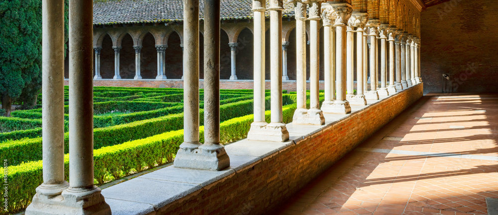 Cloisters and Courtyard Garden of Dominican monastery Couvent des Jacobins in Toulouse - obrazy, fototapety, plakaty 