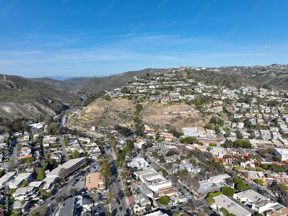 Naklejka premium Aerial view of Laguna Beach coastline town with vilas on the hills, Southern California Coastline, USA