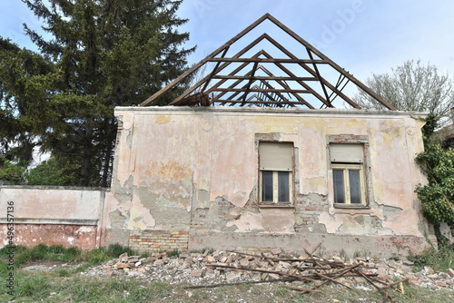 Bilde på lerret Old house with demolished roof