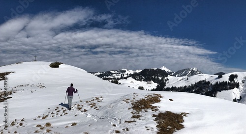 Bergwanderer (weiblich) im letzten Schnee auf dem Weg zum Gipfel des Brennkopf, Alpen, Tirol, Österreich