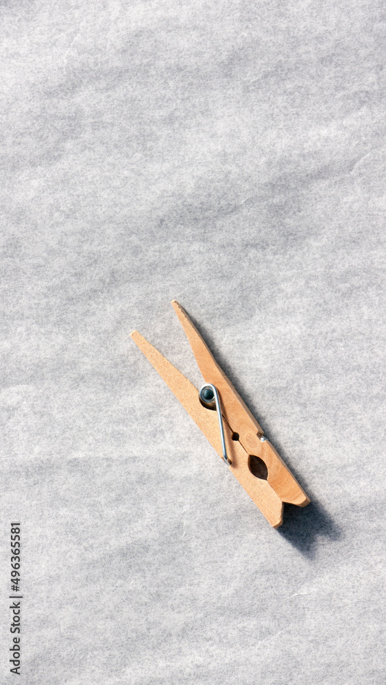 Pinzas de madera para colgar la ropa sobre papel blanco Pinzas de madera para colgar la ropa sobre papel blanco