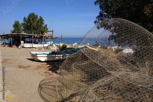 Wallpaper Mural Bateaux et filets de pêcheurs sur le front de mer à Mascate en Oman Torontodigital.ca