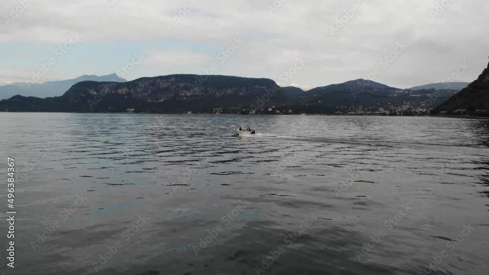 Luftaufnahme von Motorboot fahrend auf Wasser in Italien am Gardasee per Drohne gefilmt Luftaufnahme von Motorboot fahrend auf Wasser in Italien am Gardasee per Drohne gefilmt