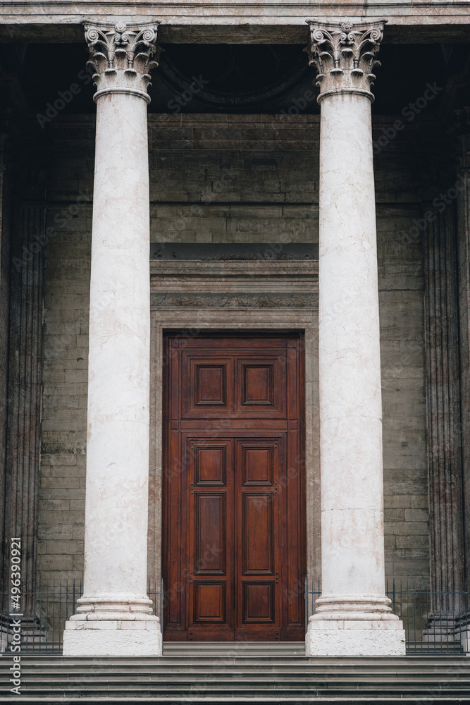 Fototapeta premium Puerta grande de madera de una catedral