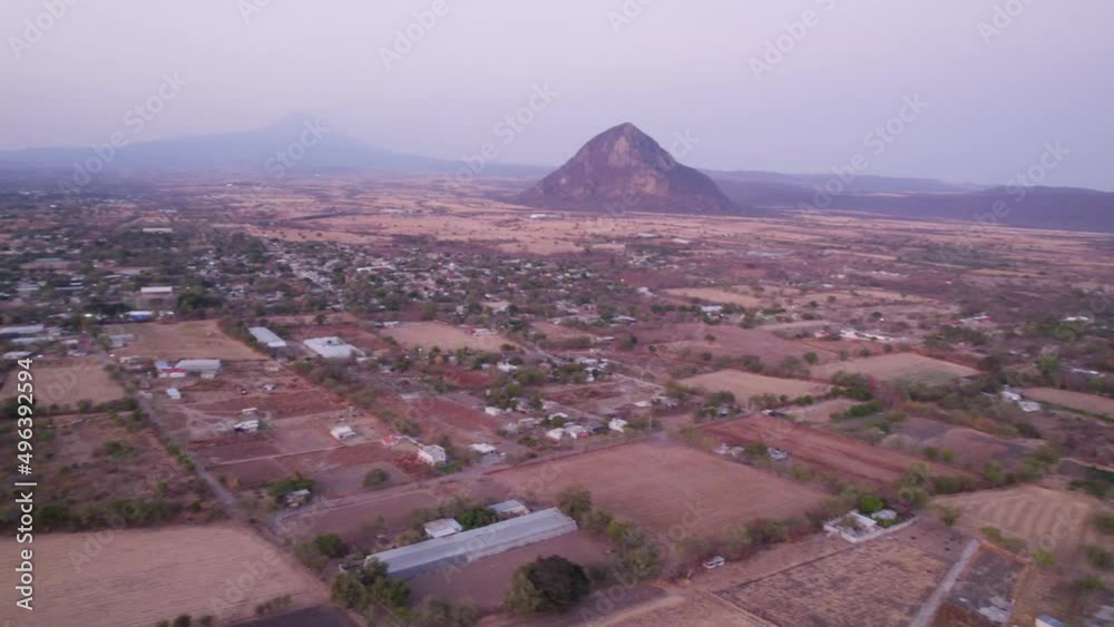 Vista aérea y giro continuo de Chalcaltzingo cerca de Rancho la Joya