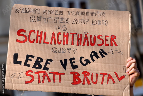 Wallpaper Mural Pappschild auf einer Demo: "... Lebe vegan statt brutal." Torontodigital.ca