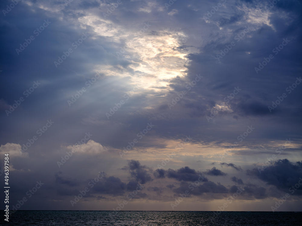 曇りのち晴れの空