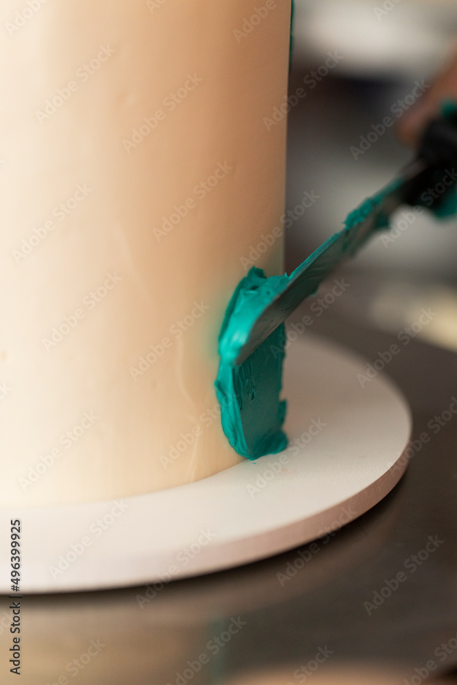 Confeiteira decorando bolo com buttercream Confeiteira decorando bolo com buttercream