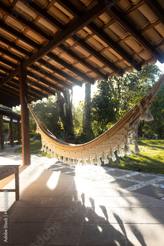 Rede em casa no verão com árvores e flores