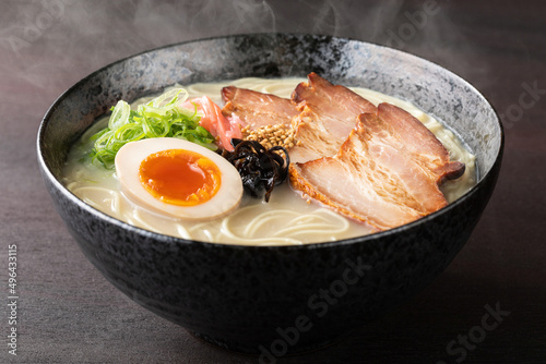 湯気が上がる、シズル感のある豚骨ラーメン