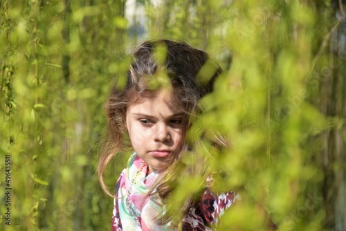 Ritratto di bambina in mezzo al salice piangente