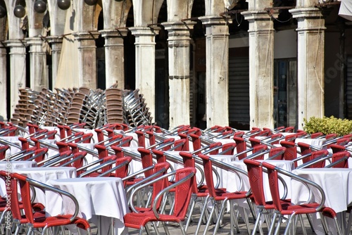 venezia piazza san marco sedie e tavolini di colore rosso