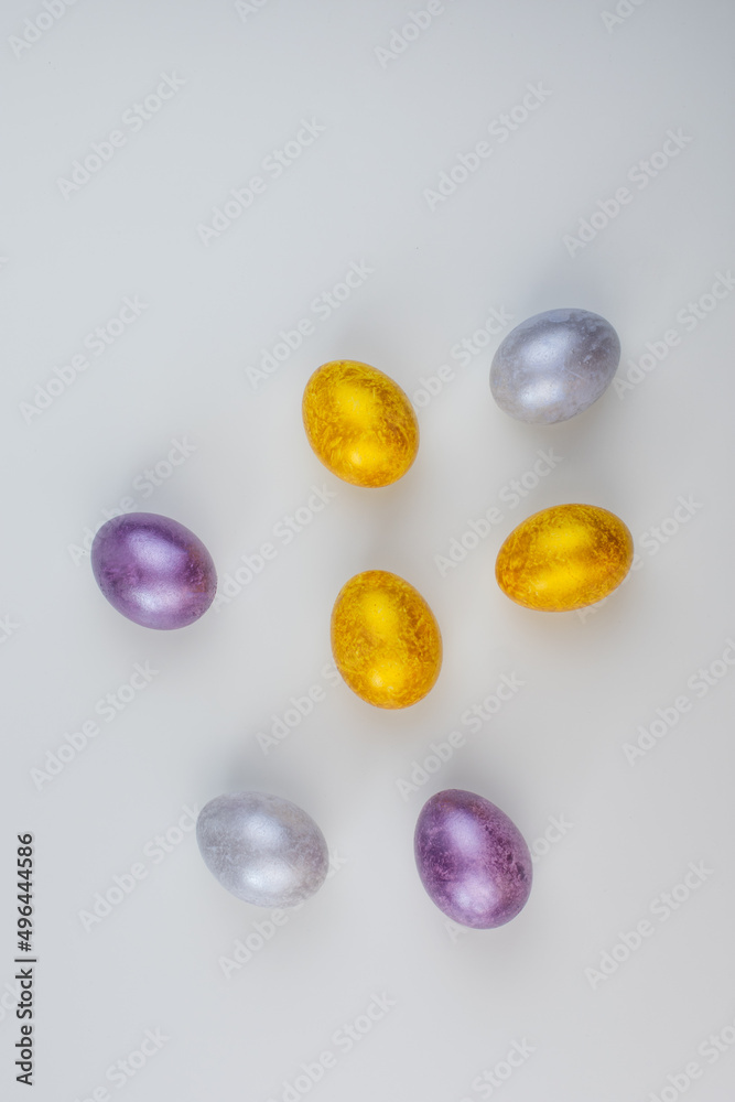 разноцветные пасхальные яйца на белом фоне изолированные