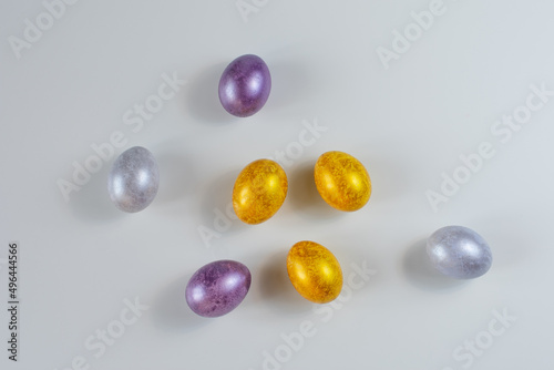 разноцветные пасхальные яйца на белом фоне изолированные