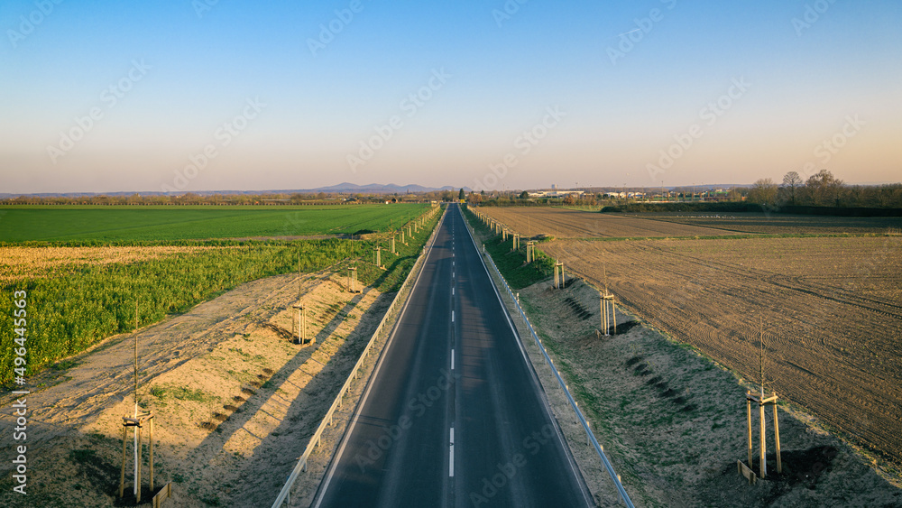 Neu gebaute Straße führt gerade durch die Landschaft