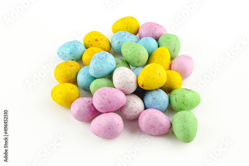 Fotografia Colorful egg shaped chocolate candies isolated on white background