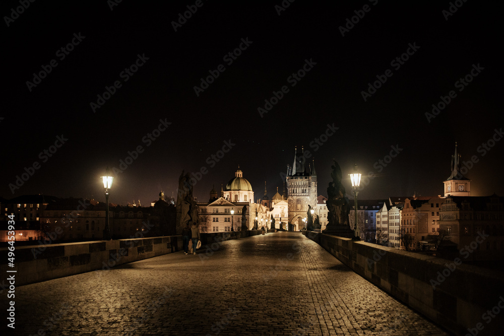 Most Karola W Pradze podczas nocy