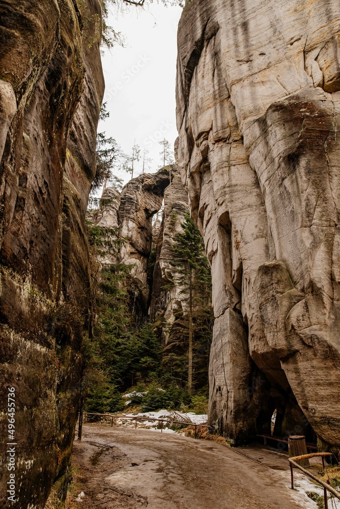 Obraz premium Skalne Miasto lekko ośnieżone