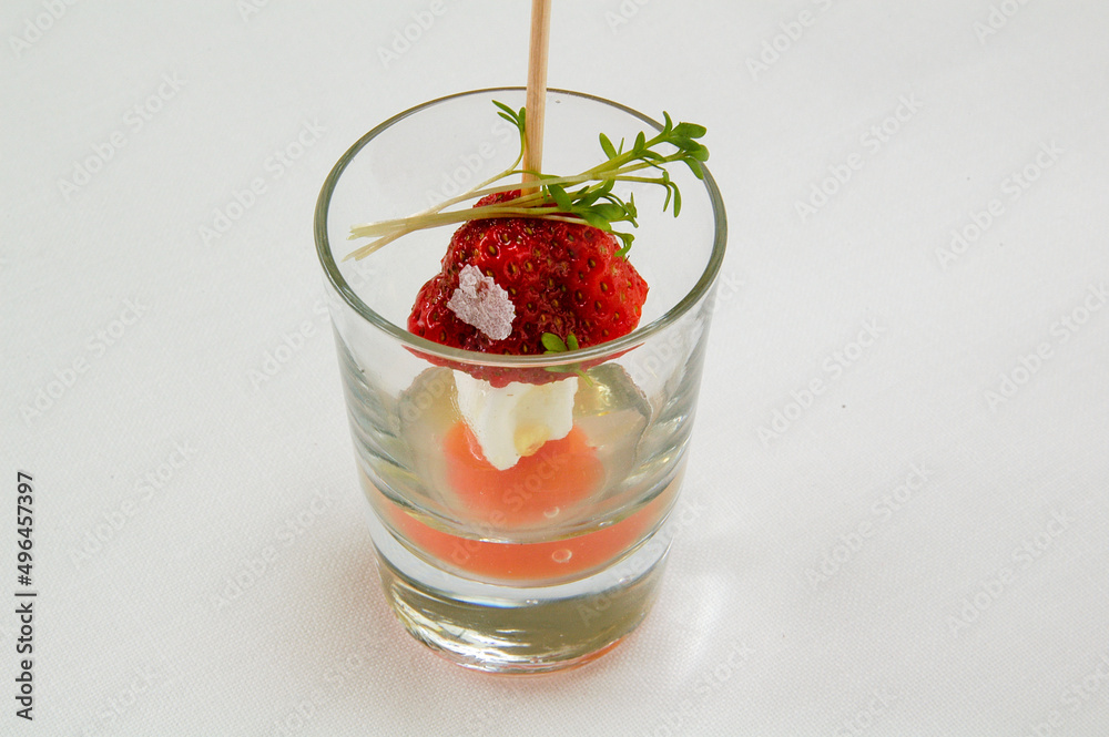 Jugo de tomate con fresón y mozzarela Jugo de tomate con fresón y mozzarela