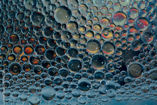 niebieskie bąbelki olejowe na wodzie © Henryk Guziak