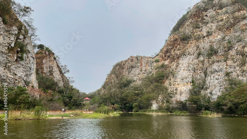 Rochers effilés dans le parc de Khao Ngu Stone près de Ratchaburi en Thaïlande