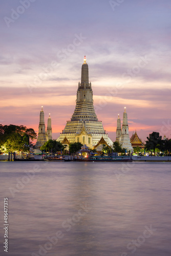 Wat Arun, Temple of Dawn and the Chao Phraya River, Bangkok, Thailand © Southtownboy Studio