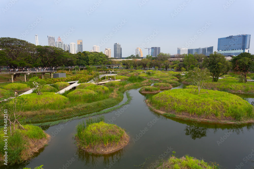Obraz premium A new public park in Bangkok was built as a pond to support rainwater to prevent flooding. and has arranged a beautiful lanscape for recreation