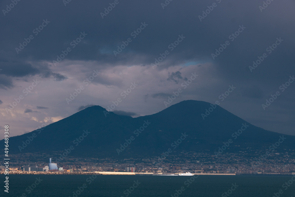 baie de Naples et port de Naples devant le Mont Vésuve en Italie