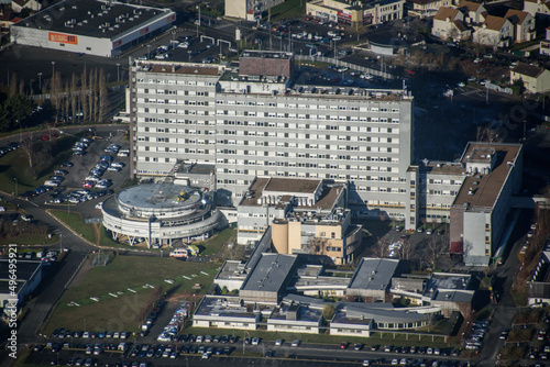 vue aérienne de l'hôpital de Dreux dans l'Eure-et-Loir en France photo