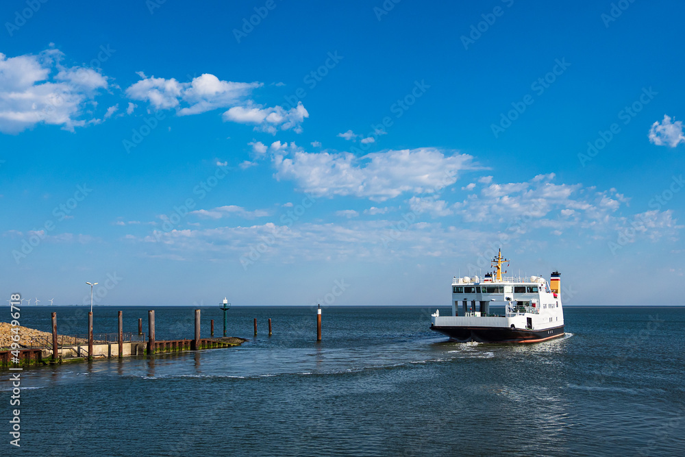Fährschiff im Hafen Nordstrand an der Nordseeküste