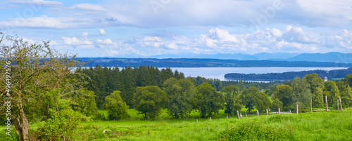 Schönes Seepanorama in Oberbayern, Deutschland. Am Ammersee.