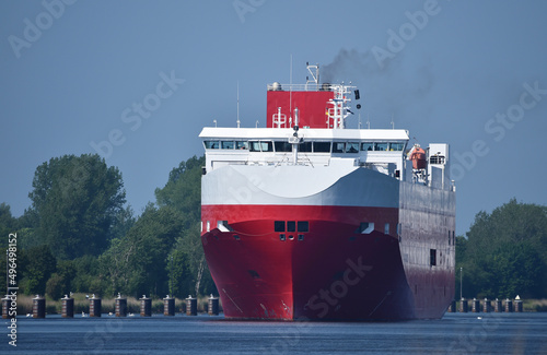 Autotransporter wartet an Schiffsweiche im Nord-Ostsee-Kanal  photo