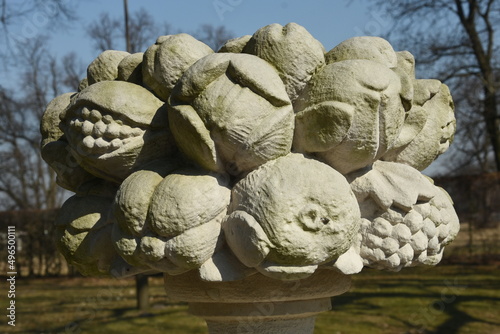 kamienna rzeźba w starym parku