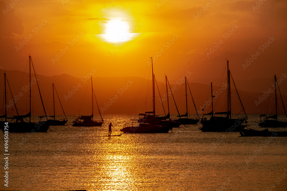 pôr-do-sol, barco, mar, molhar, sol, céu, iate, nascer do sol, oceano, veleiro, barco, lago, entregar, náutica, verão, natureza, laranja, marina, costa, soiree, navegar, silhueta, calmaria, porto, por