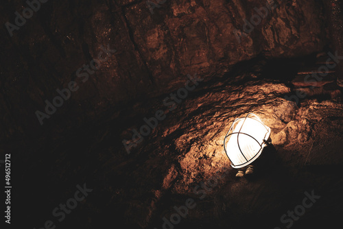 Geheimgang Miene Tunnel Stollen Licht Scheinwerfer Entdecker Abenteuer Forscher Kohlemiene Silbermiene Gestein Schacht graben Goldschürfen Lichtschein Dunkelheit trüb schwach